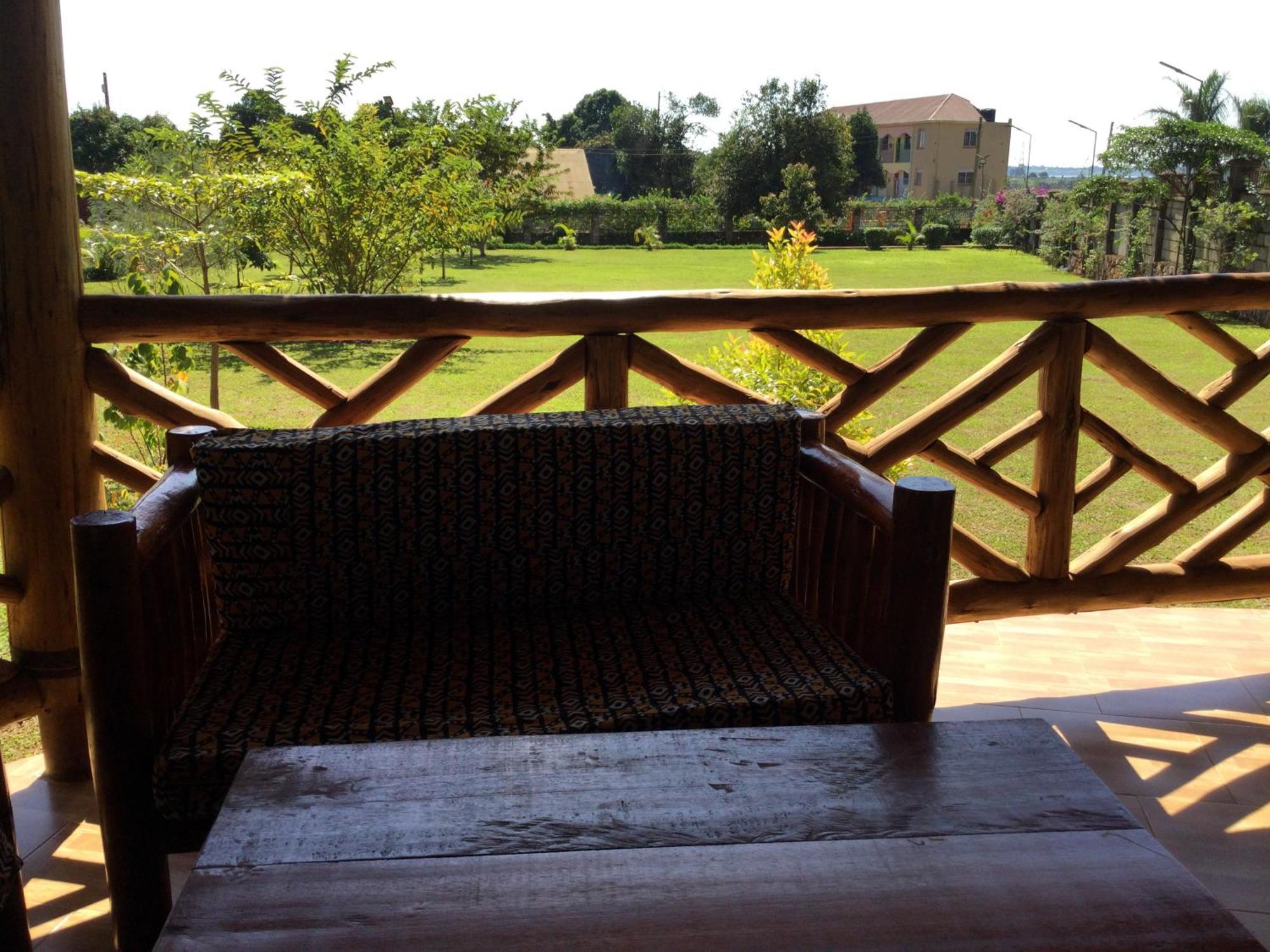 African Roots Guesthouse Entebbe Dış mekan fotoğraf