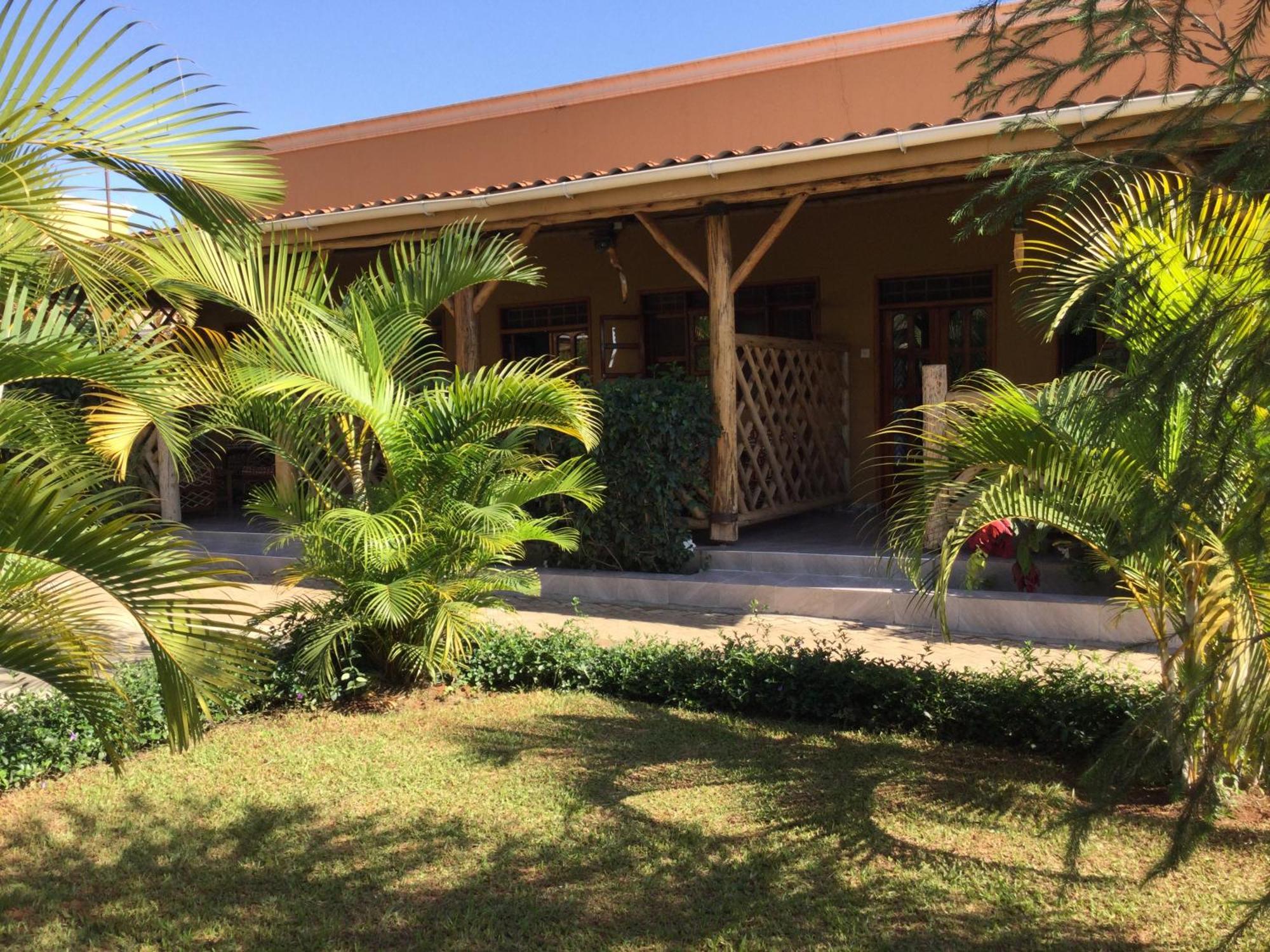 African Roots Guesthouse Entebbe Dış mekan fotoğraf