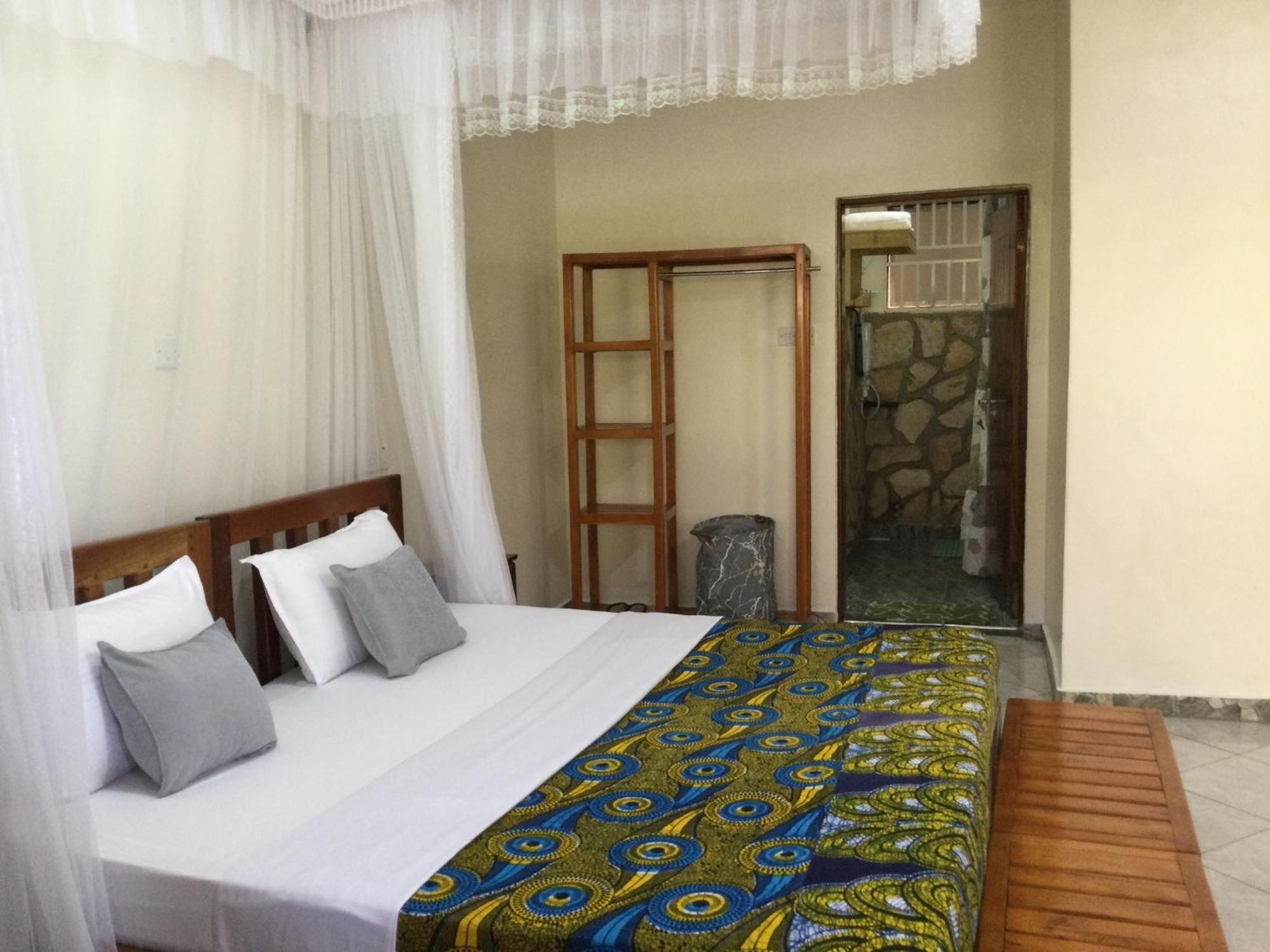 African Roots Guesthouse Entebbe Dış mekan fotoğraf