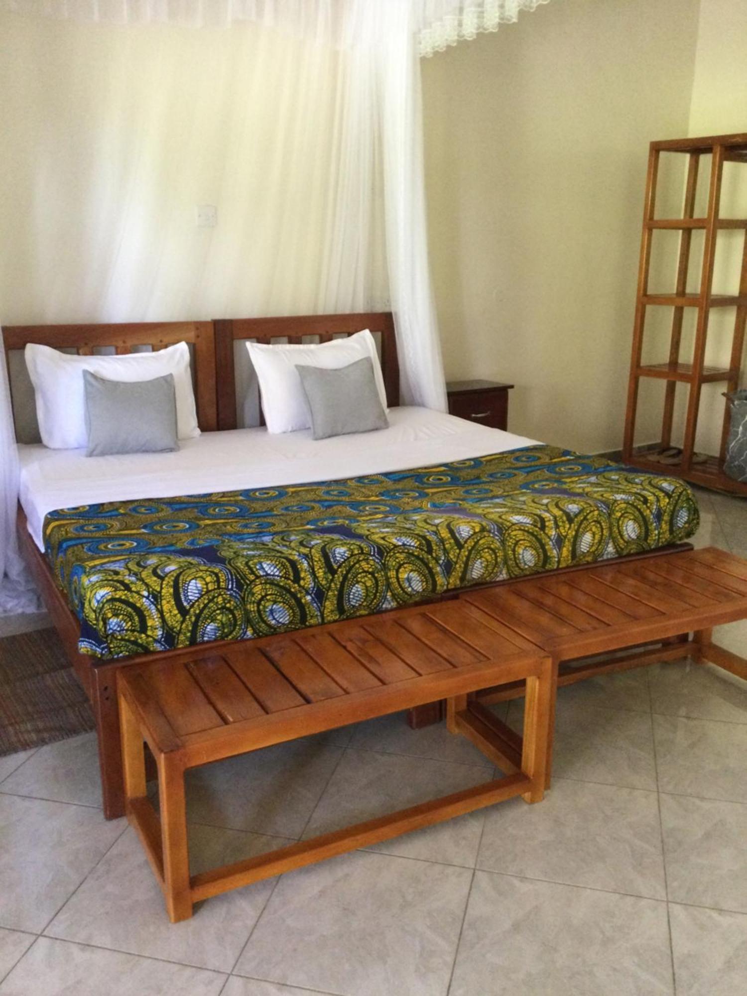 African Roots Guesthouse Entebbe Dış mekan fotoğraf