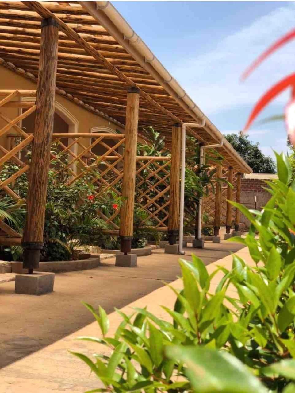 African Roots Guesthouse Entebbe Dış mekan fotoğraf