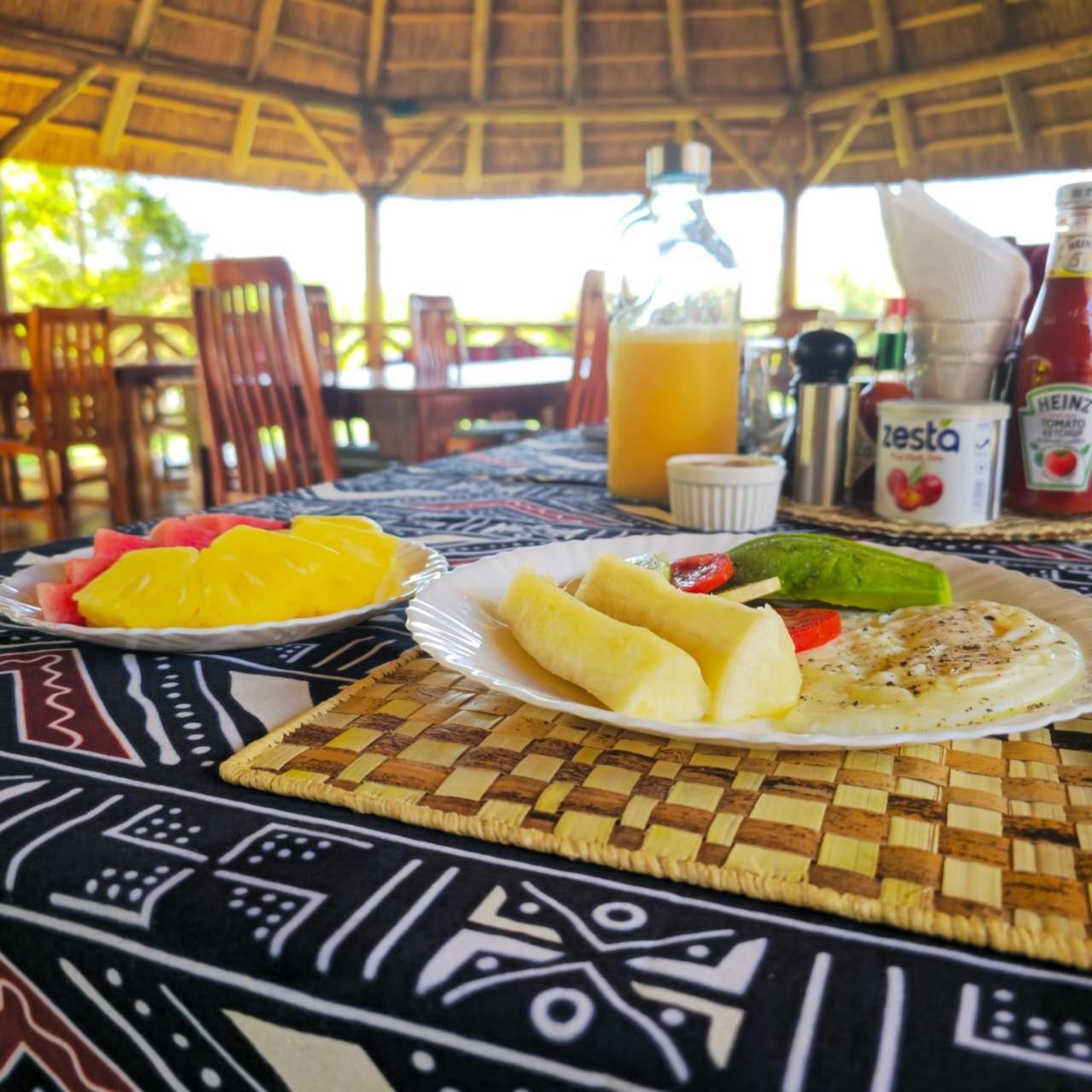 African Roots Guesthouse Entebbe Dış mekan fotoğraf