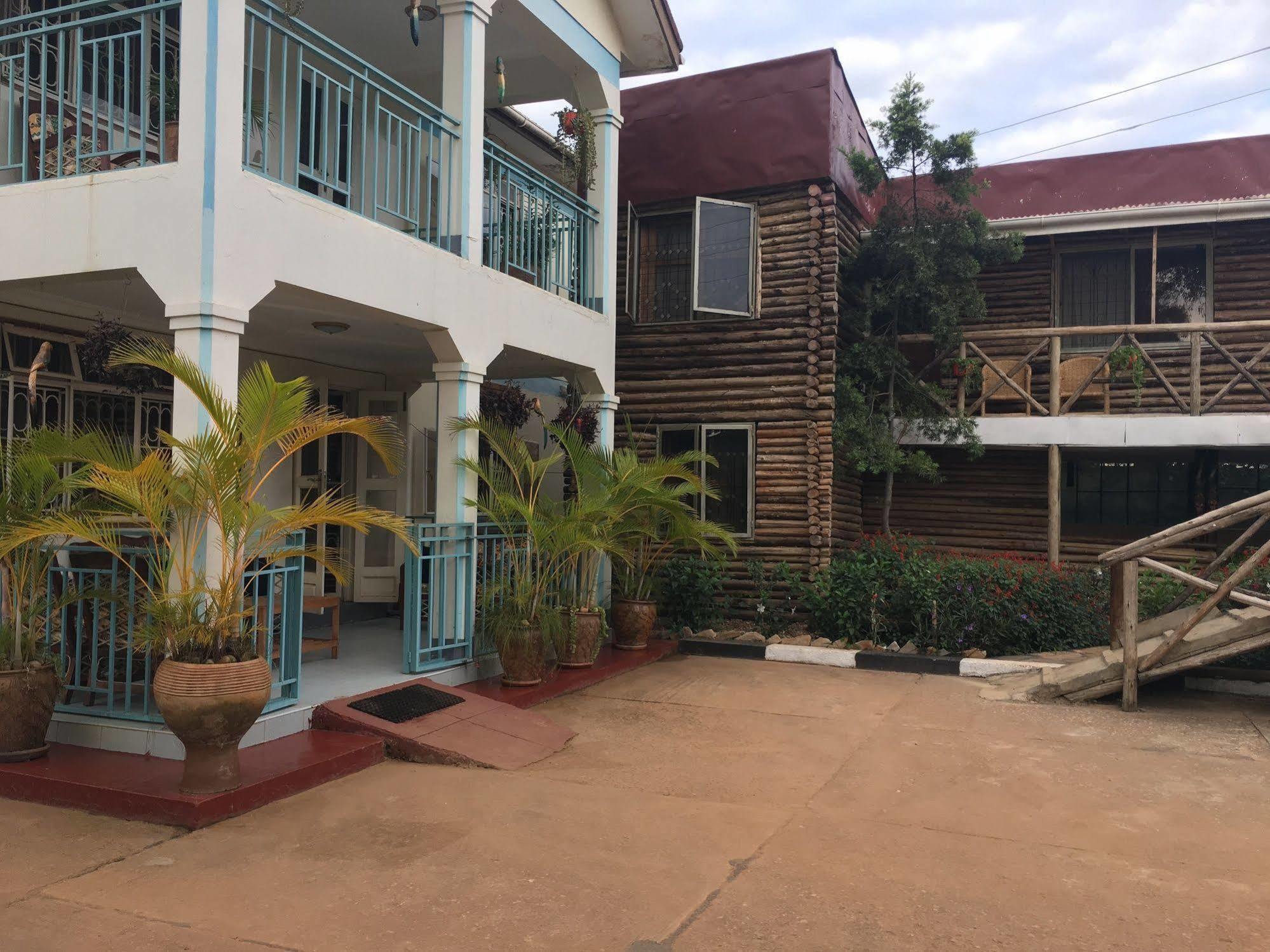African Roots Guesthouse Entebbe Dış mekan fotoğraf