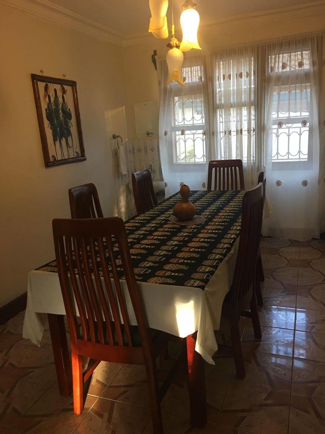 African Roots Guesthouse Entebbe Dış mekan fotoğraf