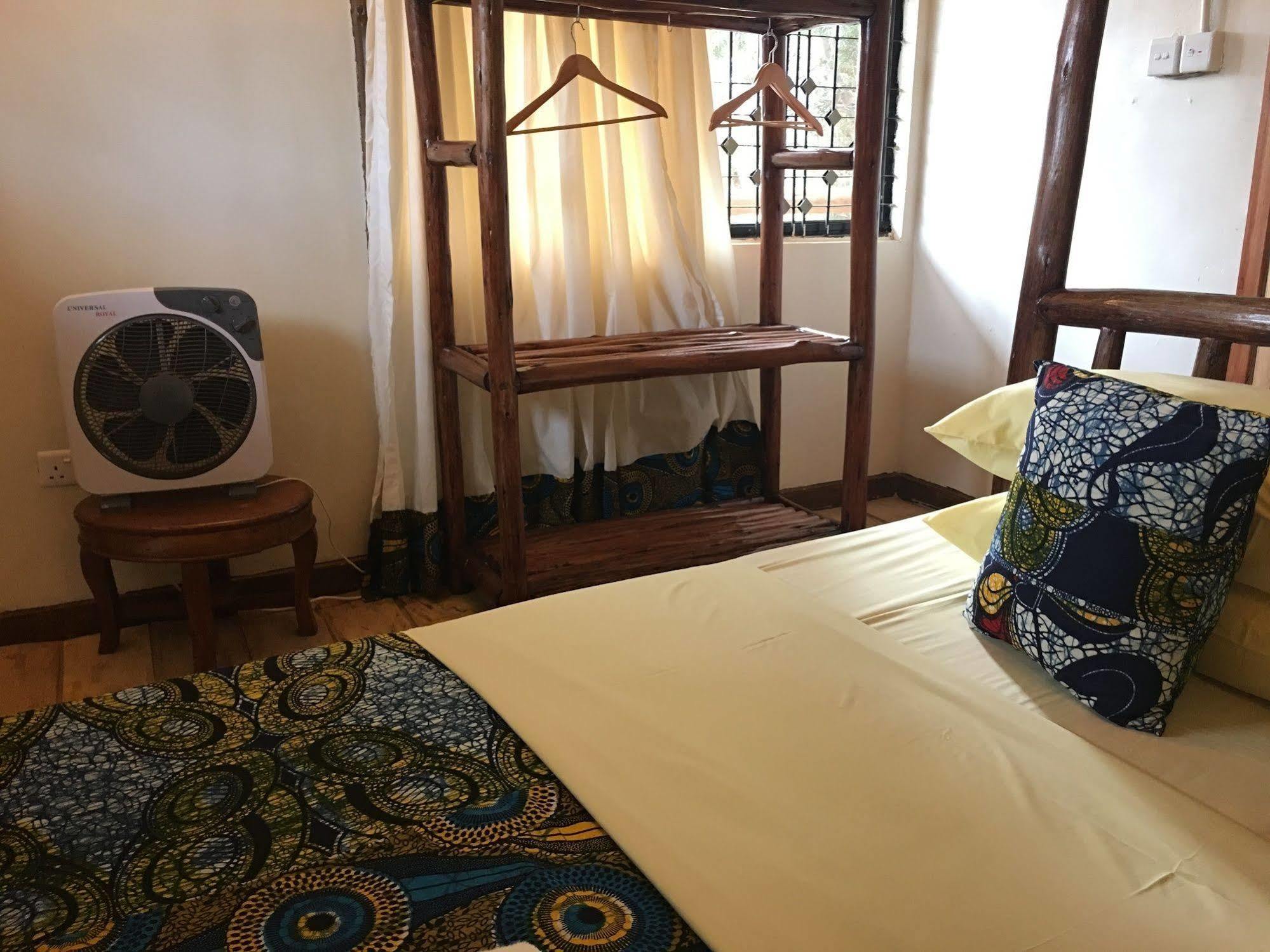 African Roots Guesthouse Entebbe Dış mekan fotoğraf