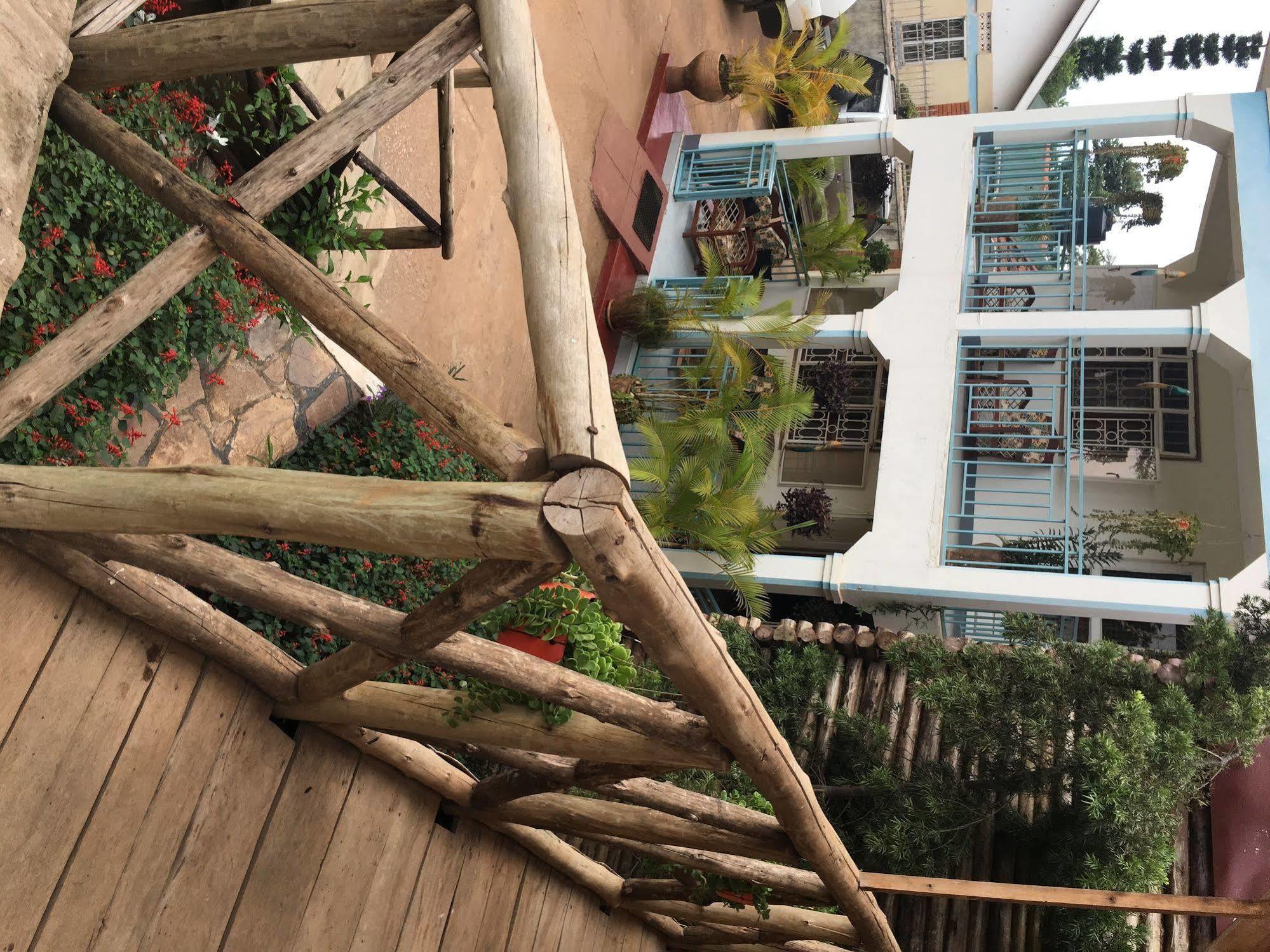 African Roots Guesthouse Entebbe Dış mekan fotoğraf